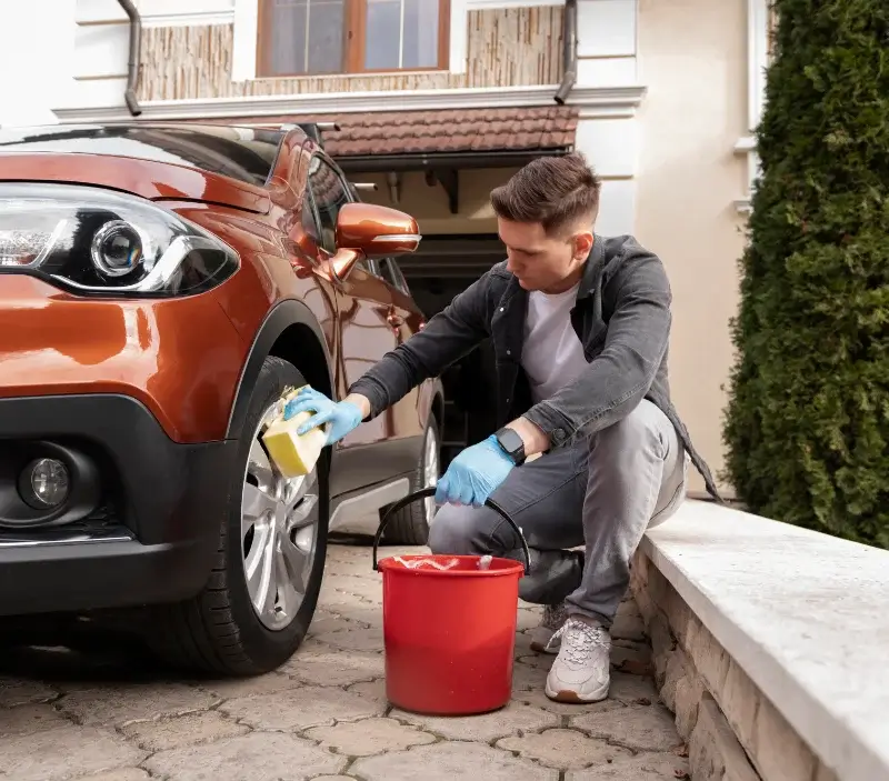 Lavage auto à domicile Lavigny : professionnel intervenant sur un véhicule